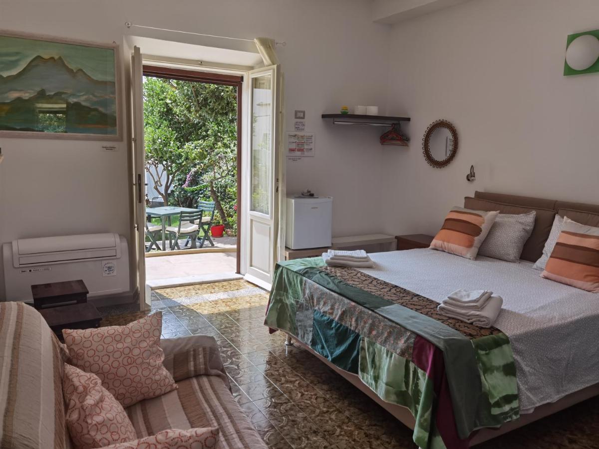 Il Giardino Di Tatiana Rooms & Breakfast La Maddalena  Bagian luar foto