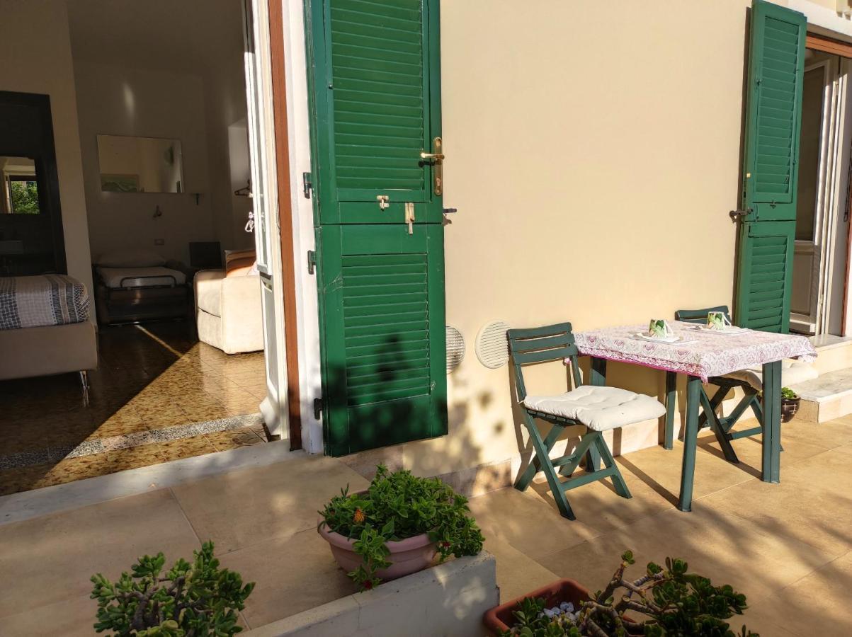 Il Giardino Di Tatiana Rooms & Breakfast La Maddalena  Bagian luar foto