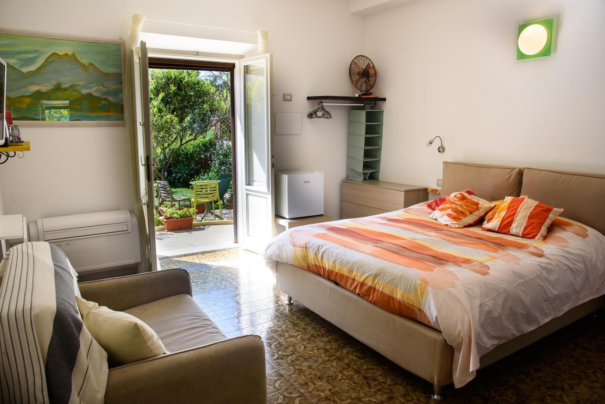 Il Giardino Di Tatiana Rooms & Breakfast La Maddalena  Bagian luar foto